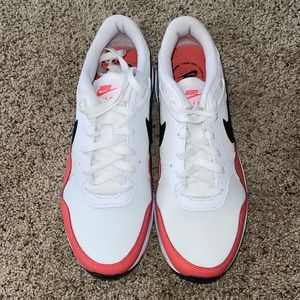 NWOT Nike women’s tennis shoes